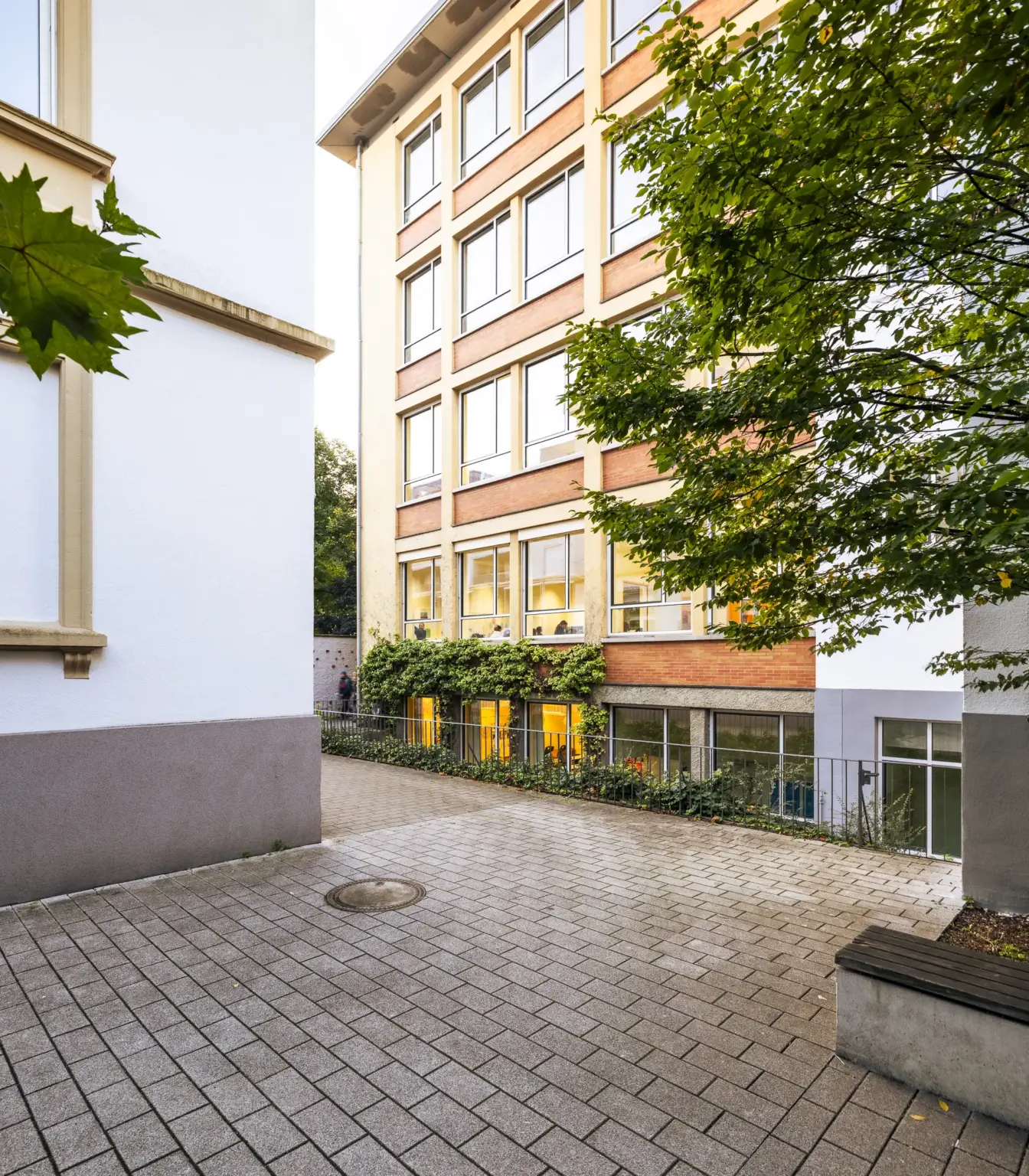 St Dominikus Gymnasium 2367 Schulhaus v. aussen St. Dominikus KA Okt25 foto eberle