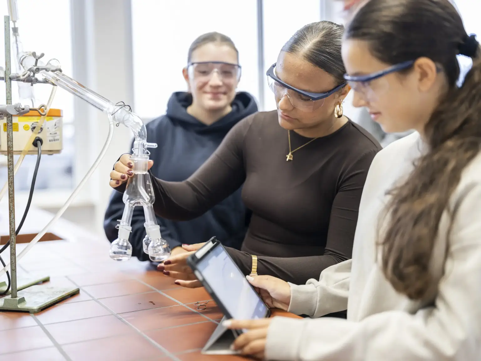 St Dominikus Gymnasium 2395 Chemie Versuch St. Dominikus KA Okt25 foto eberle