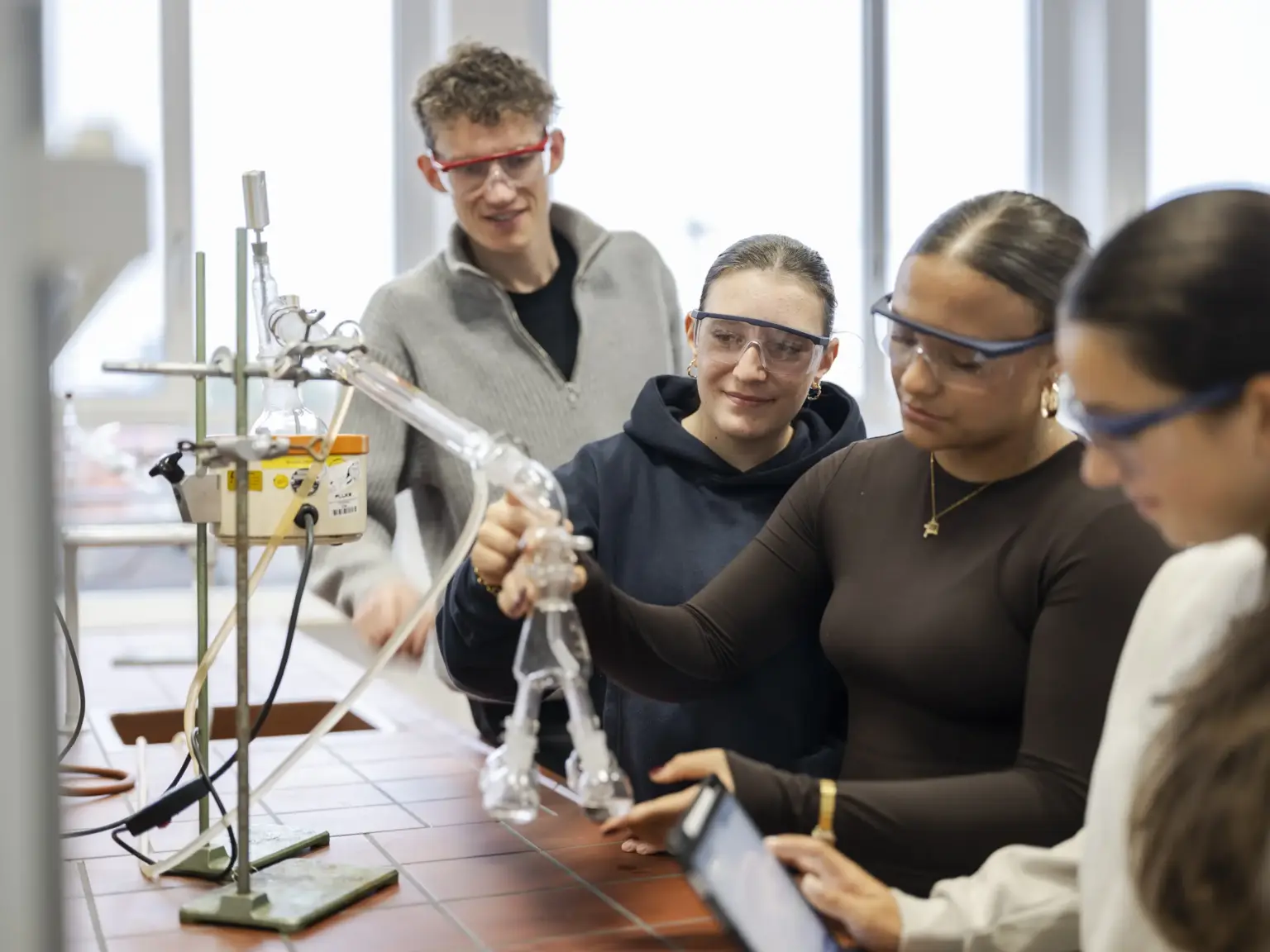 St Dominikus Gymnasium 2400 Chemie Versuch St. Dominikus KA Okt25 foto eberle