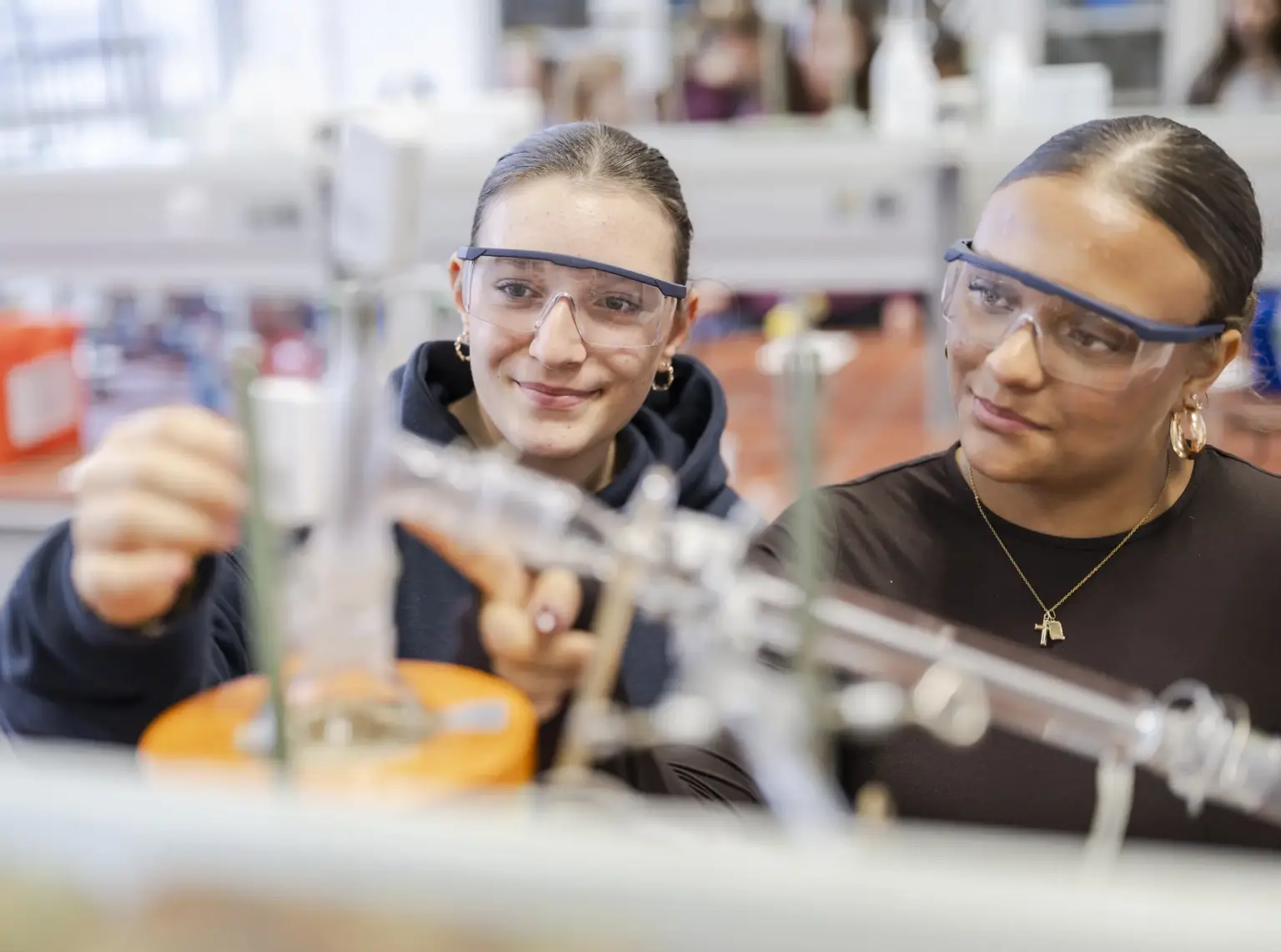 St Dominikus Gymnasium 2415 Chemie Versuch St. Dominikus KA Okt25 foto eberle
