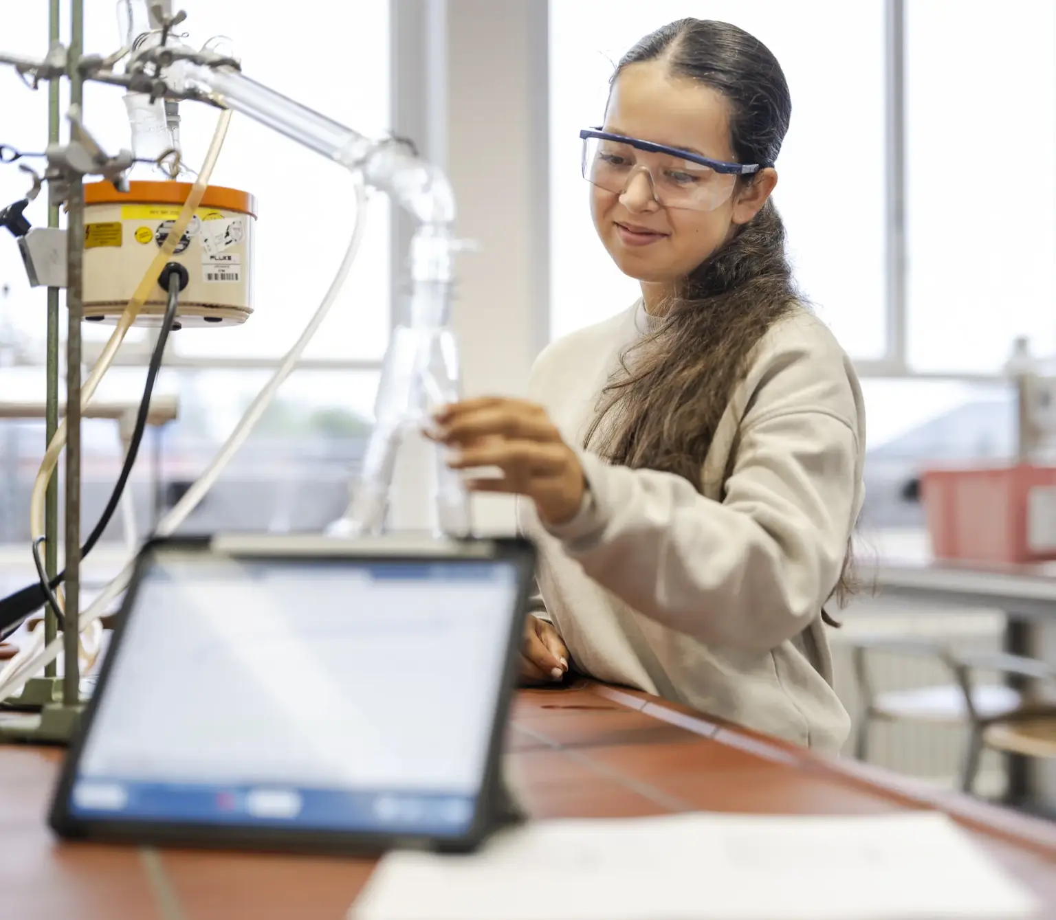 St Dominikus Gymnasium 2419 Chemie Versuch St. Dominikus KA Okt25 foto eberle