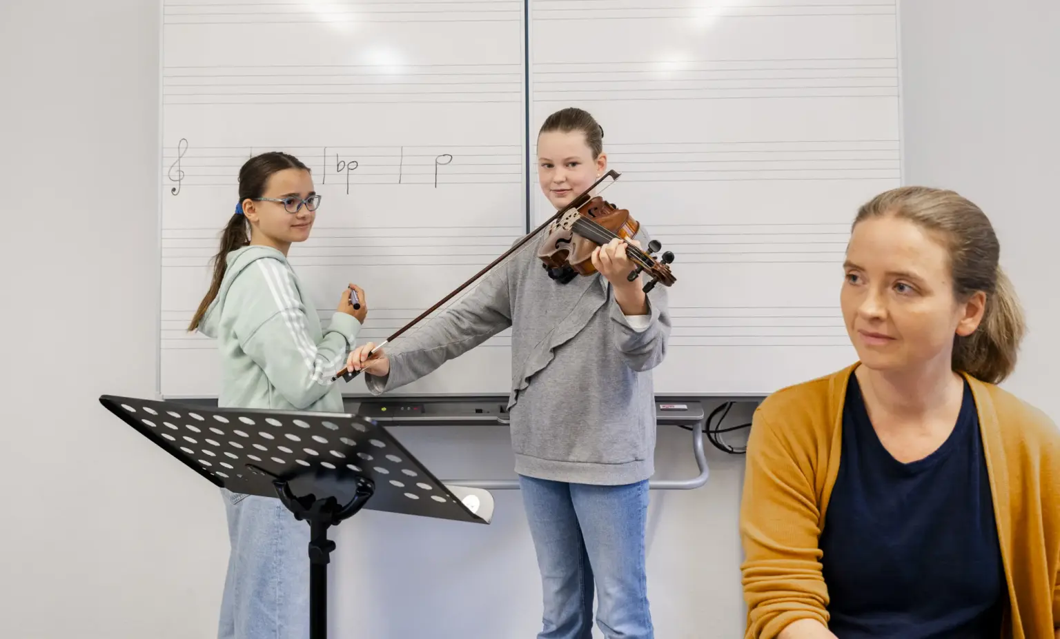 St Dominikus Gymnasium 2533 Musik Unterricht Geige St. Dominikus KA Okt25 foto eberle