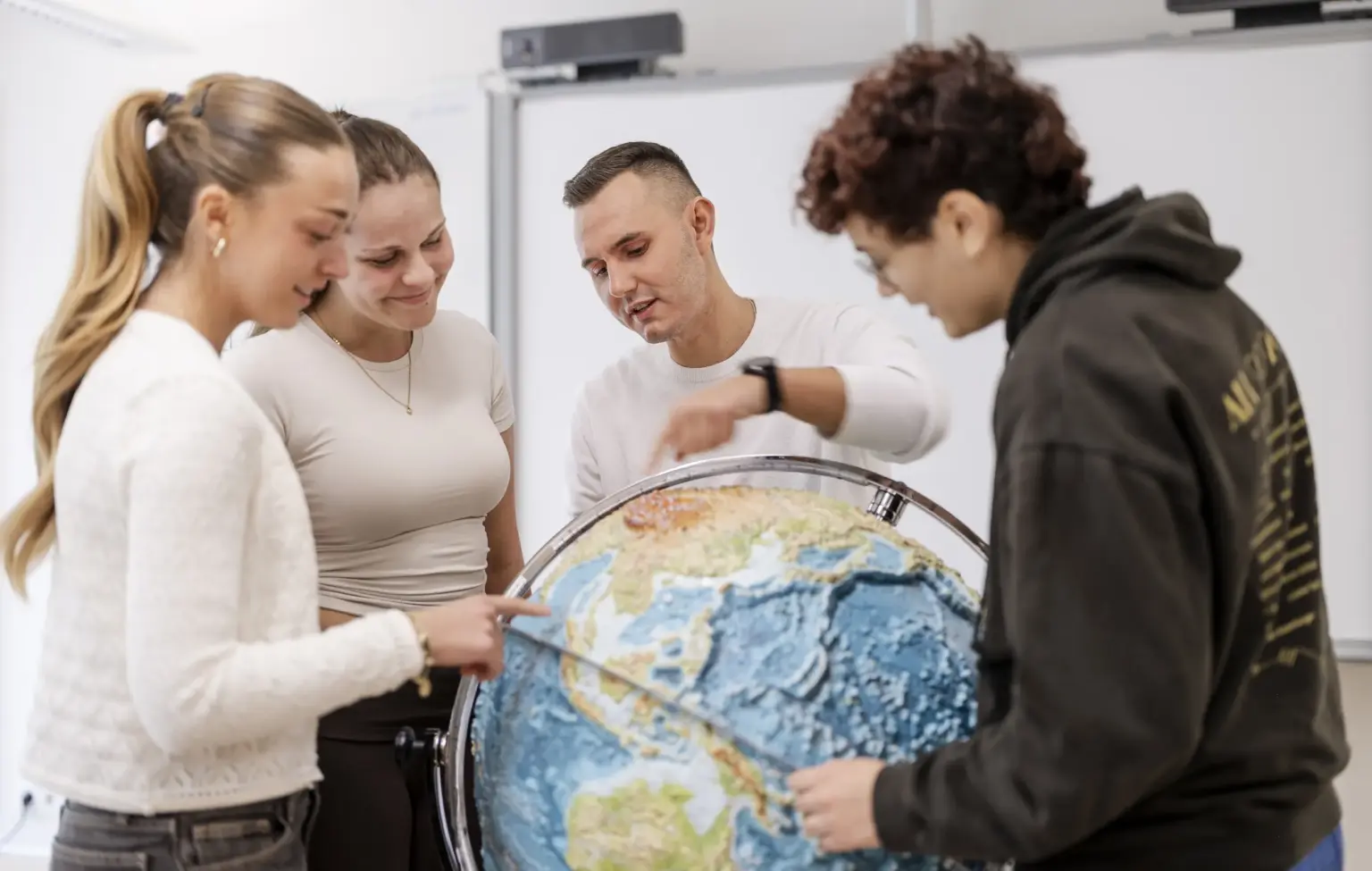 St Dominikus Gymnasium 2673 Geografie Globus St. Dominikus KA Okt25 foto eberle