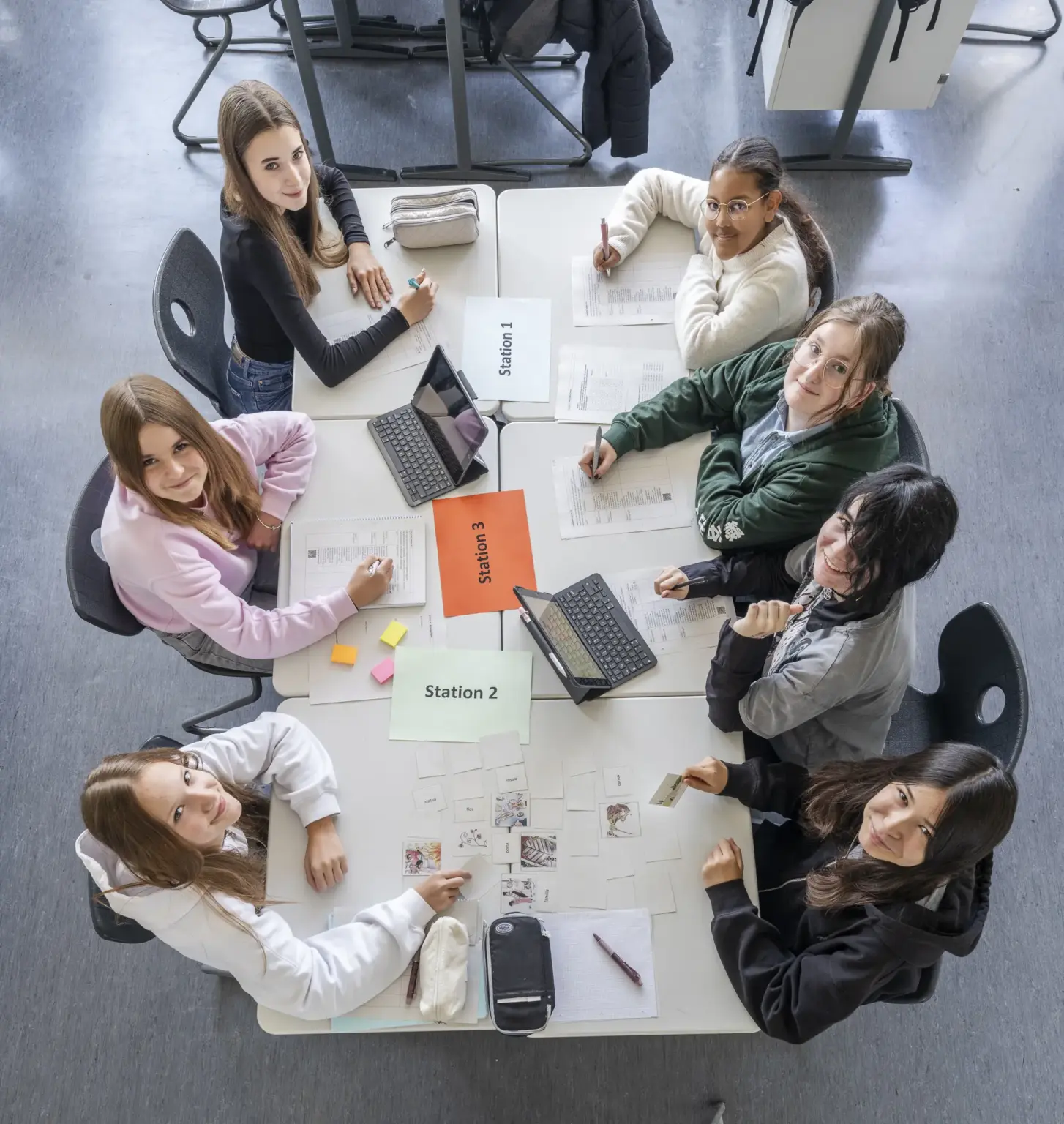 St Dominikus Gymnasium 2966 Gruppenarbeit von oben St. Dominikus KA Okt25 foto eberle