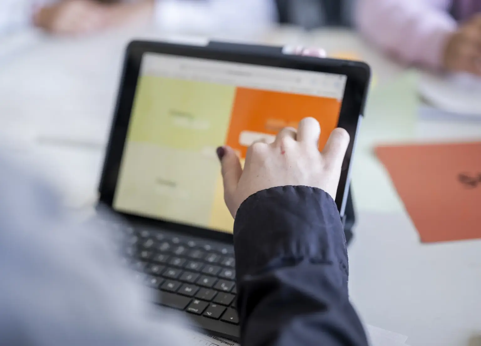St Dominikus Gymnasium 3001 digitales arbeiten Tablet St. Dominikus KA Okt25 foto eberle