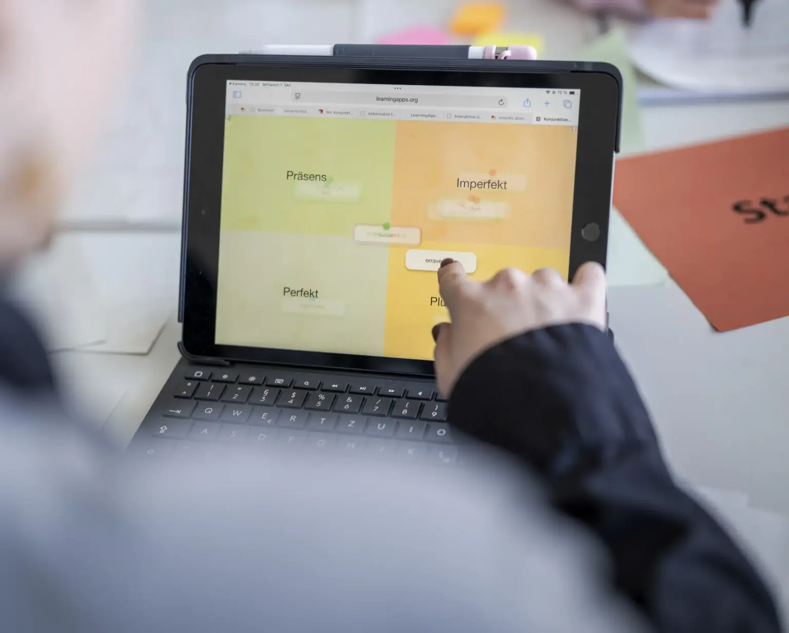 St Dominikus Gymnasium 3003 digitales arbeiten Tablet St. Dominikus KA Okt25 foto eberle