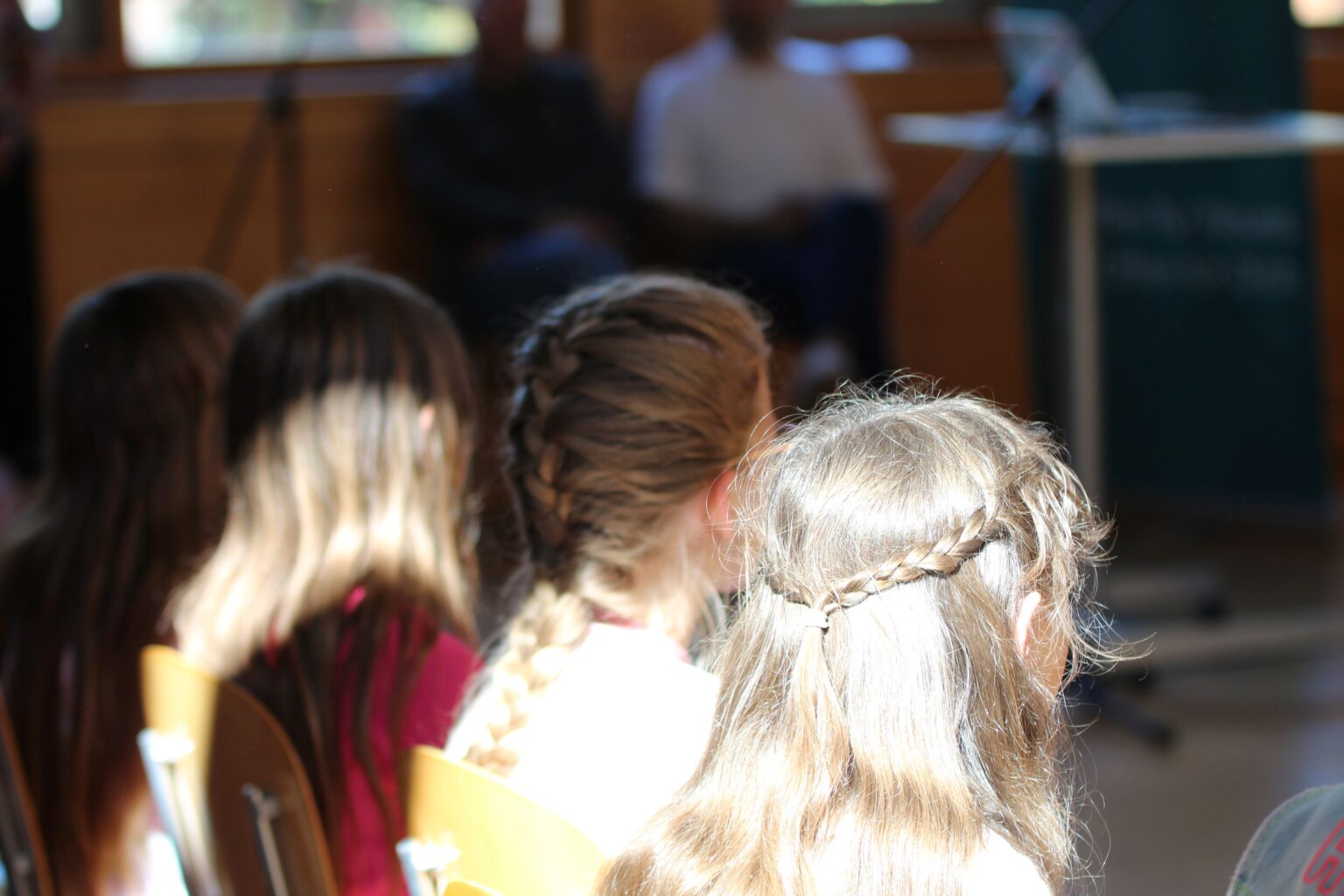 St Dominikus Einschulung 09 26 Mädchen Köpfe