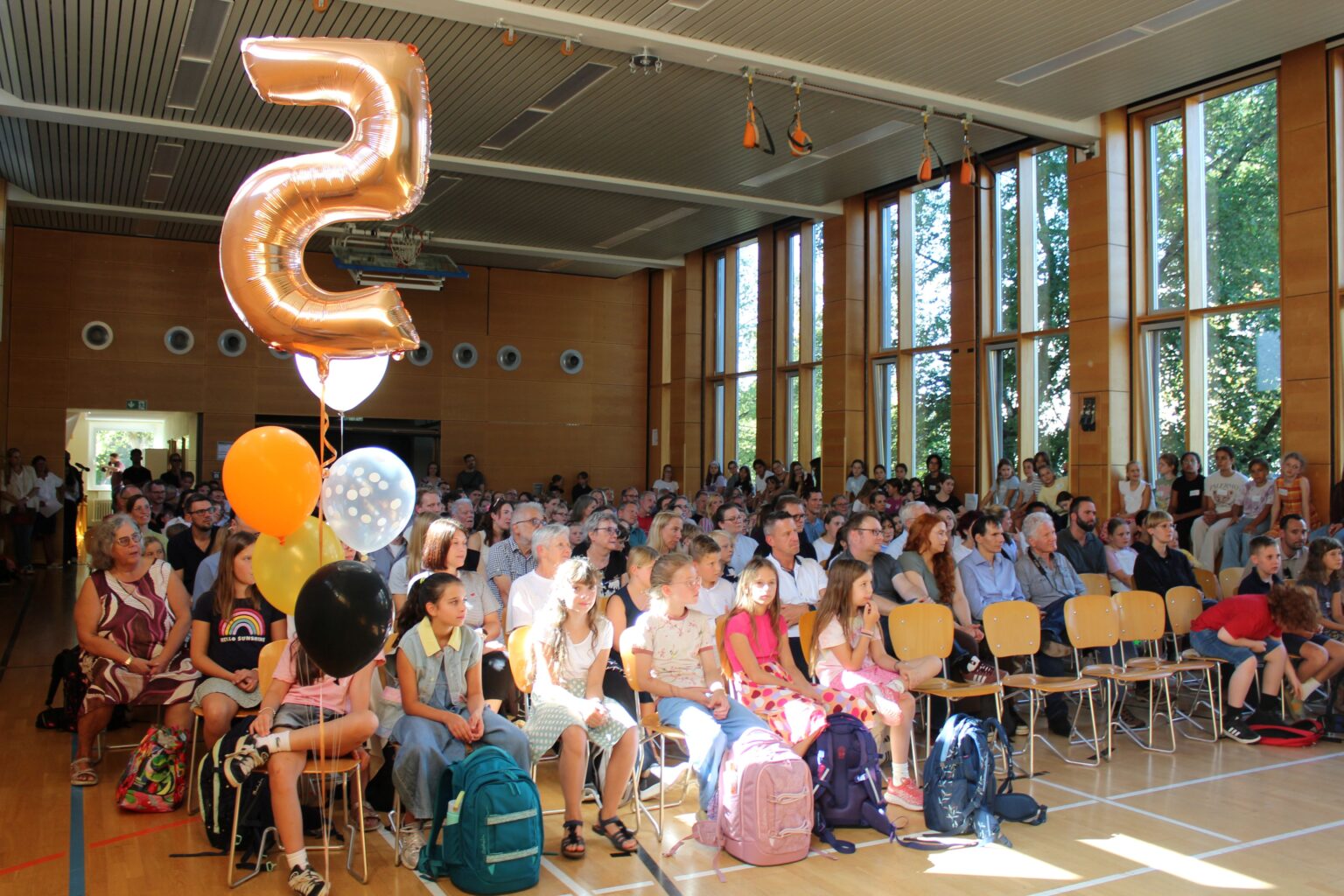 St Dominikus Einschulung 09 26 Publikum frontal